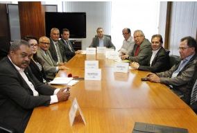 Ministro do trabalho discute com sindicalistas medidas para garantir direitos dos trabalhadores